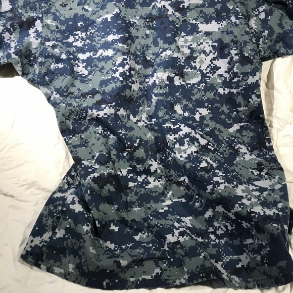 US Navy Blue Camouflage Digital Camo Shirt Size Medium Long Top USN Patches - Picture 2 of 7